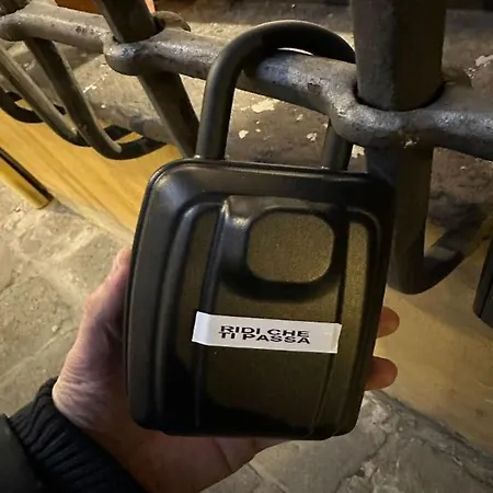 Ridi Che Ti Passa In Vico Lavagna Генуя